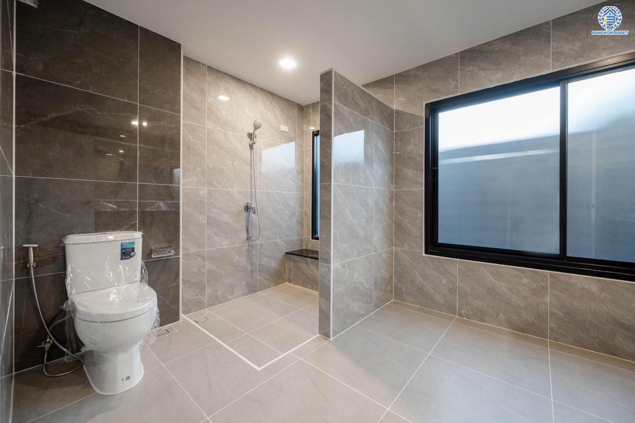 บ้านมือสองตกแต่งใหม่ หลังใหญ่พิเศษ โครงการ ชวนชื่นกรีนวิลล์ พุทธมณฑลสาย2 เนื้อที่ 108 ตร.ว. พื้นที่ใช้สอย 250 ตร.ม. ภายในตกแต่งหรูหรา บรรยากาศเป็นส่วนตัว พร้อมมีสระว่ายน้ำในตัว มาพร้อมฟังก์ชันจัดเต็ม 4 ห้องนอน 4 ห้องน้ำ 1 ห้องแม่บ้าน จอดรถได้ 2 คัน บนทำเลศักยภาพ เข้า-ออกได้ทั้ง ถ.พุทธมณฑลสาย2 และ ถ.กาญจนาภิเษก ใกล้ทางคู่ขนานลอยฟ้าบรมราชชนนี, เซ็นทรัลปิ่นเกล้า และม.มหิดล